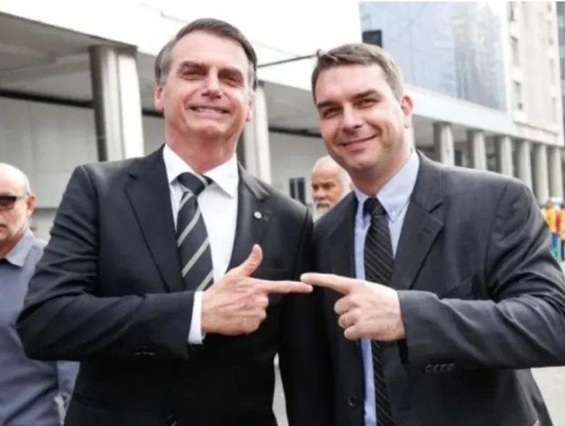 Flávio Bolsonaro Retorna a Brasília para Visitar Jair Bolsonaro