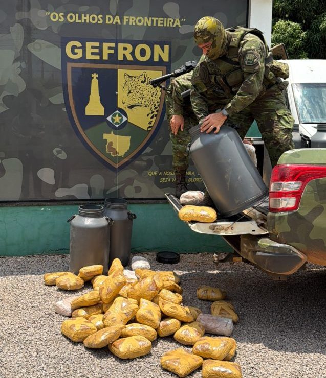 Gefron apreende 126 invólucros de skunk escondidos em tambores de leite