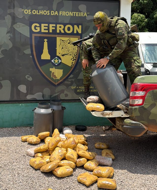 Gefron apreende 126 invólucros de skunk escondidos em tambores de leite