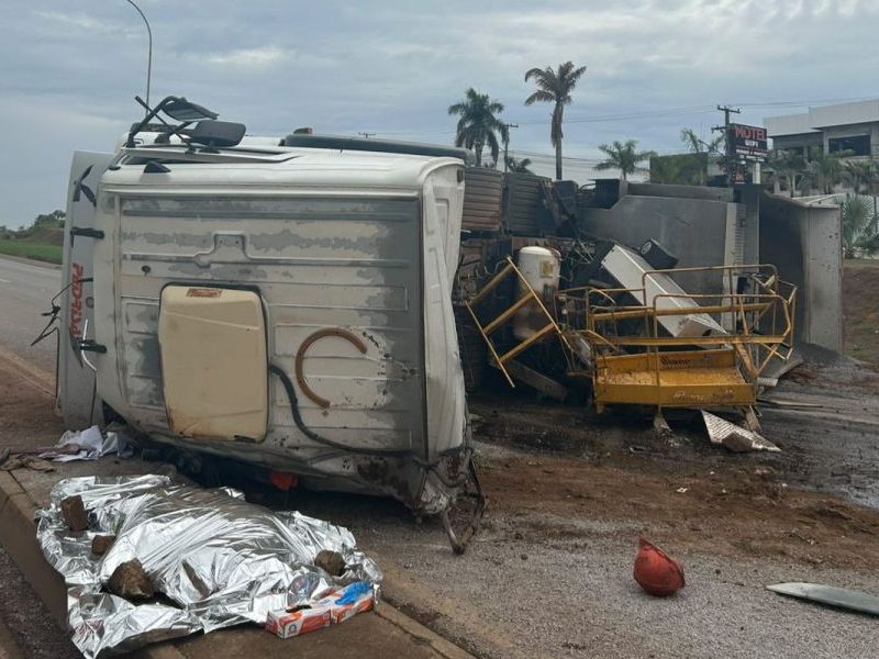 Homem morre após caminhão carregado com brita tombar na BR-163 em Sorriso