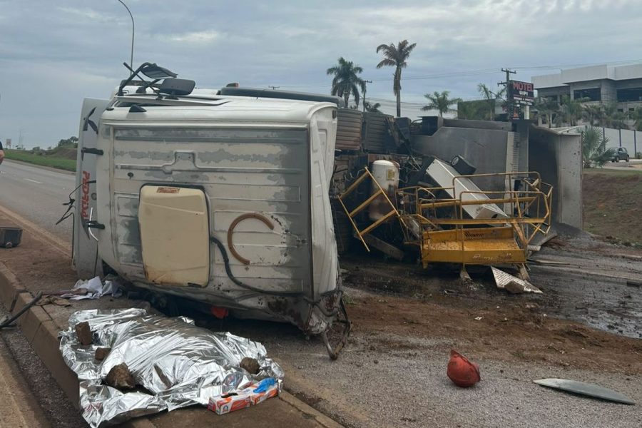 Homem morre após caminhão carregado com brita tombar na BR-163 em Sorriso
