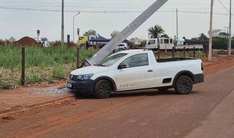 Homem passa mal, bate contra poste e quebra estrutura na Ismael do Nascimento
