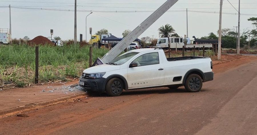 Homem passa mal, bate contra poste e quebra estrutura na Ismael do Nascimento