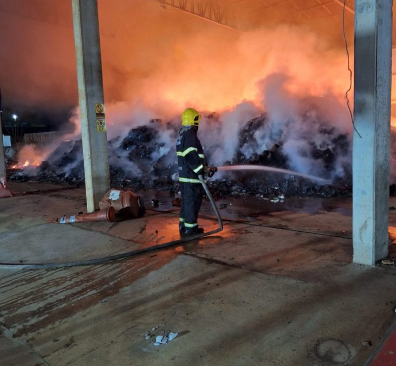 Incêndio devastador em empresa de reciclagem em Rondonópolis
