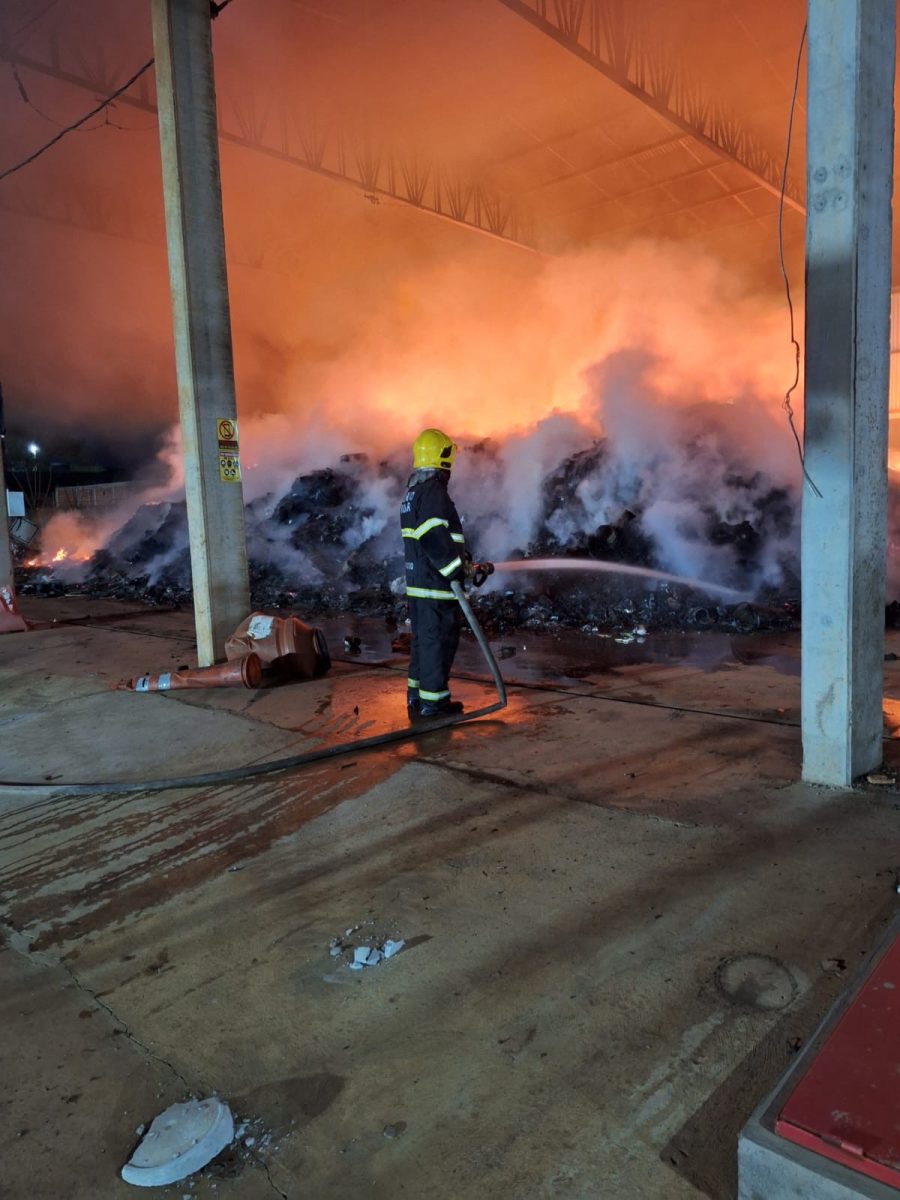 Incêndio devastador em empresa de reciclagem em Rondonópolis