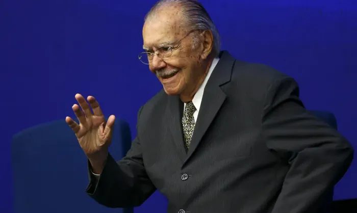 José Sarney deixa hospital após nove dias de tratamento intensivo