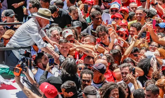 Lula anuncia ação judicial contra suspensão de canal de apoio