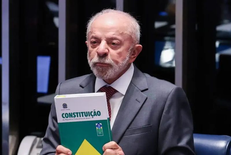 Lula celebra nova jornada de trabalho em Minas Gerais durante campanha