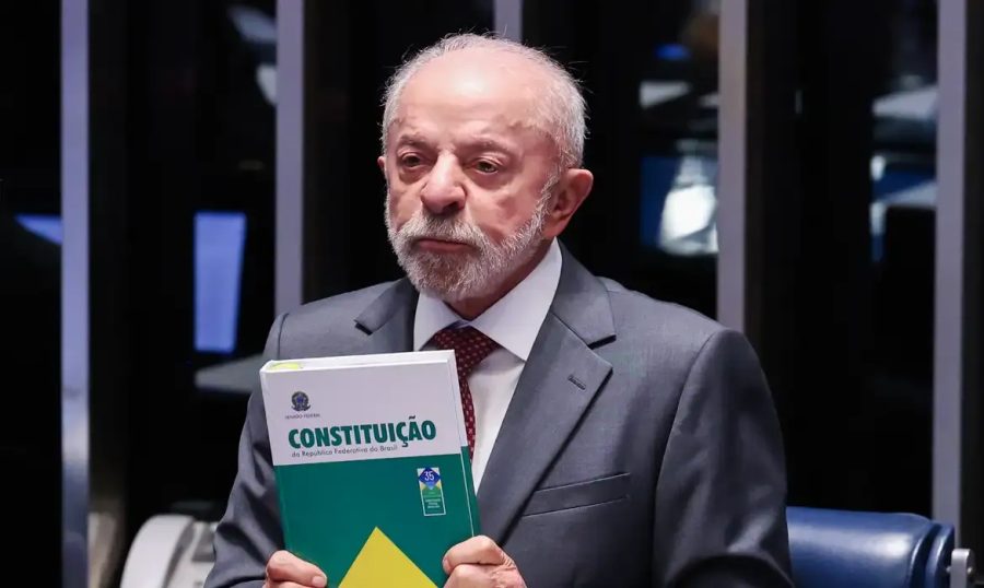 Lula celebra fim da escala 6×1 durante campanha em MG