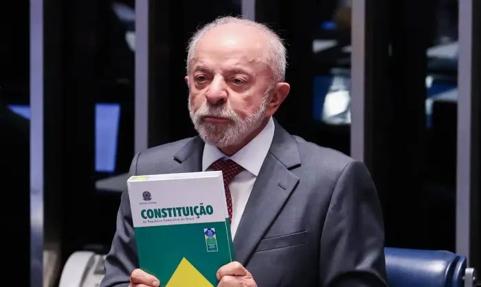 Lula celebra fim da jornada 6×1 em campanha por Minas Gerais