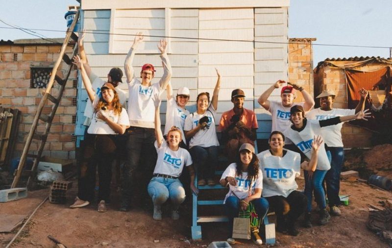 Mãe de nove filhos ganha casa sustentável feita de plástico reciclado