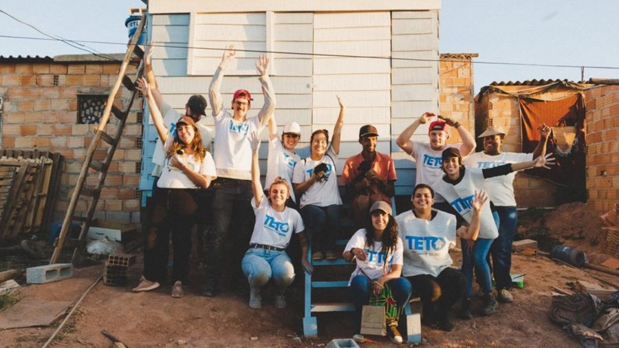 Mãe de 9 filhos aos 45 anos recebe casa construída com 2 toneladas de plástico reciclado e vê nova moradia ficar pronta após montagem de apenas 15 horas