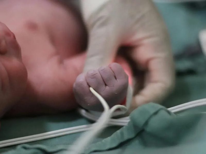 Mãe que abandonou recém-nascida na lixeira de hospital em MT é presa e liberada em seguida