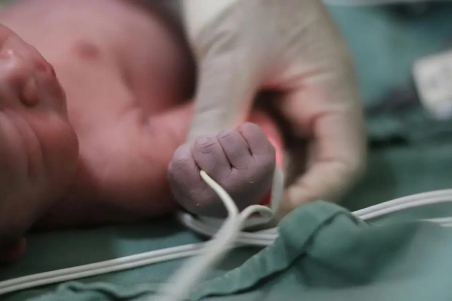 Mãe que abandonou recém-nascida na lixeira de hospital em MT é presa e liberada em seguida