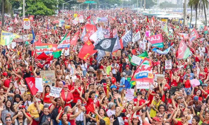 Apoio à democracia: Multidão se Reúne em Copacabana por Lula