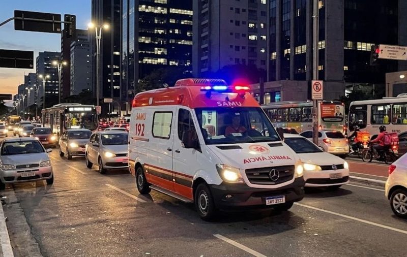 Motorista é multado em R$ 80 mil por bloquear ambulância na Baviera