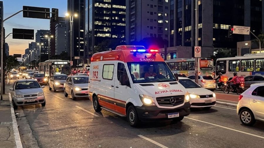 Motorista impede passagem de ambulância por 6 km, enfrenta multa equivalente a R$ 80 mil e perde habilitação por 2 anos após colocar atendimento em risco