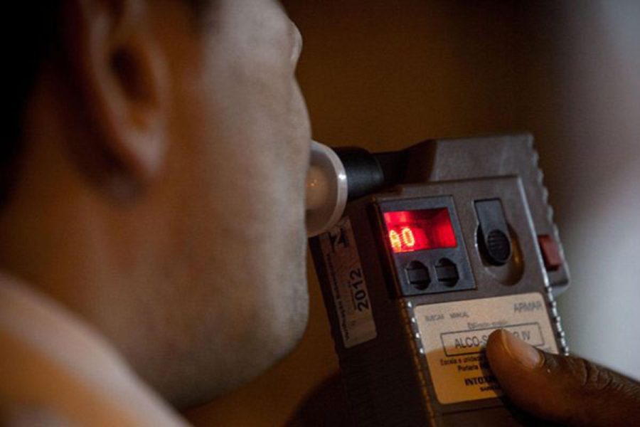 Mulher tenta livrar marido bêbado de acidente e casal vai parar na delegacia em Campo Grande