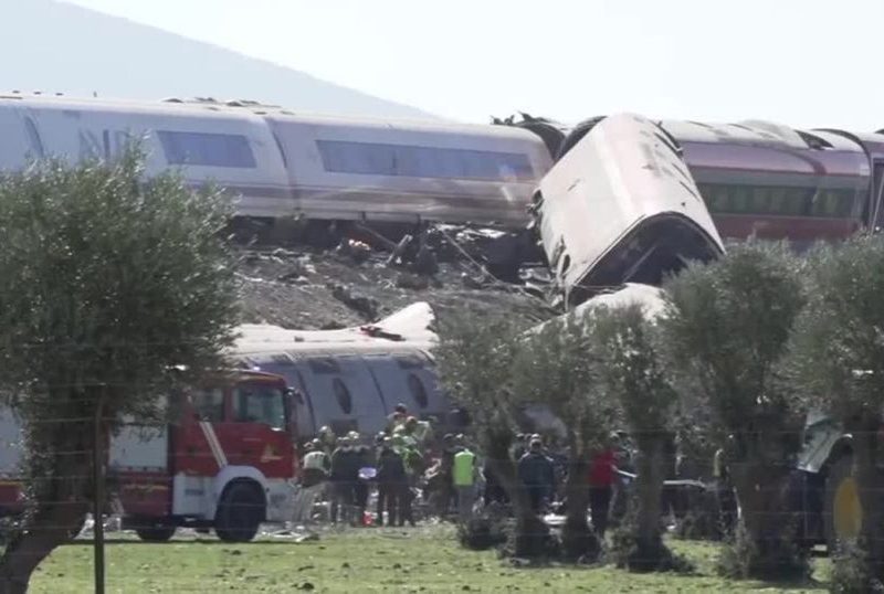 Número de mortos em acidente entre trens na Espanha passa de 60