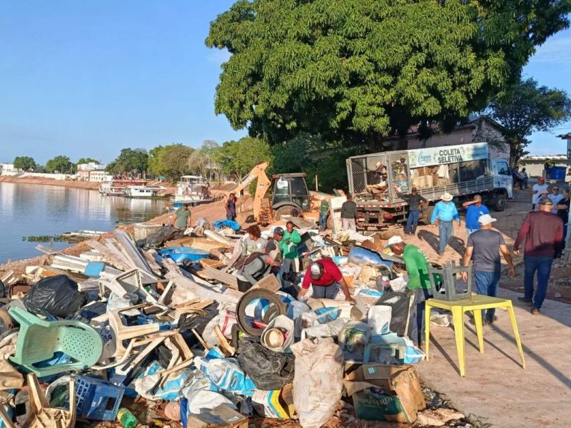 Mutirão comunitário retira lixo das margens do Rio Paraguai em Cáceres