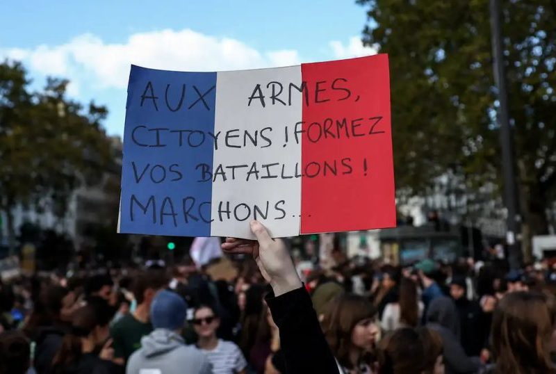 Toque de recolher em Paris após protestos violentos agitam a Europa