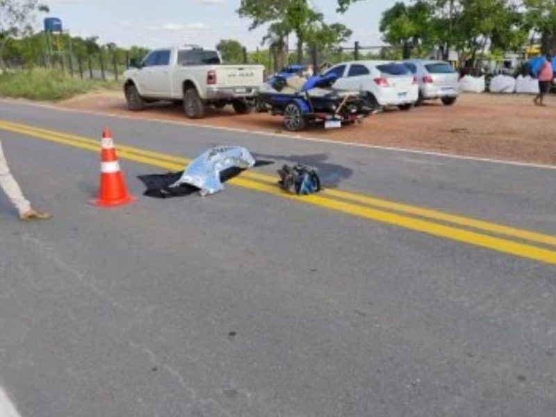 Tragédia em MT: Passageiro morre após queda de moto e colisão