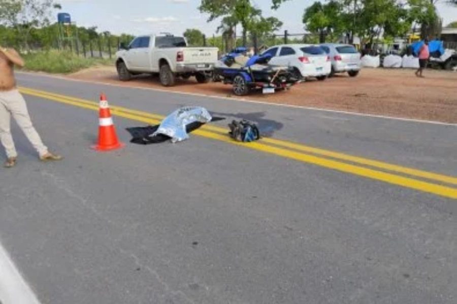 Passageiro morre após pular de moto e ser atingido por caminhonete em MT