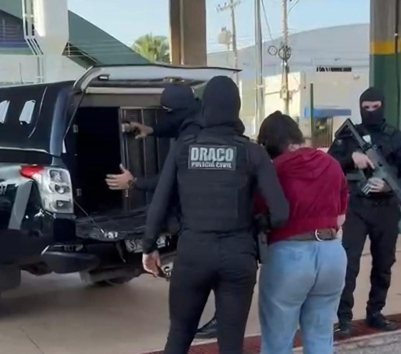 Polícia Civil transfere faccionada presa na Bolívia para Mato Grosso