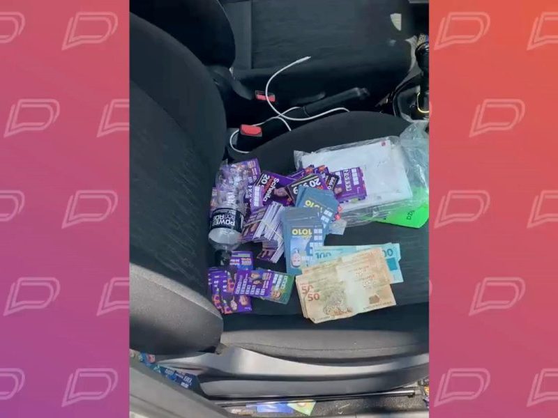 Polícia encontra R$ 1,7 mil e material de campanha em carro suspeito de espalhar santinhos em MT