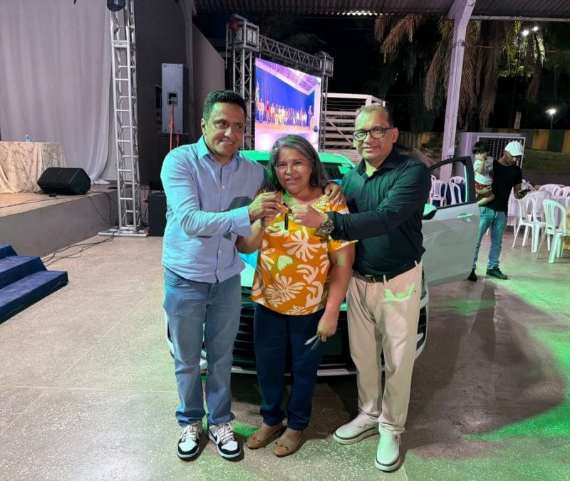Prefeito de Peixoto de Azevedo entrega carro a professores em homenagem