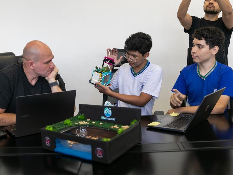 Prefeito recebe estudantes premiados em robótica e garante apoio a projetos da rede pública
