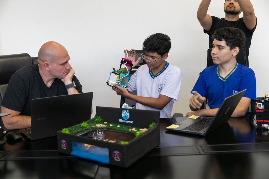 Prefeito recebe estudantes premiados em robótica e garante apoio a projetos da rede pública