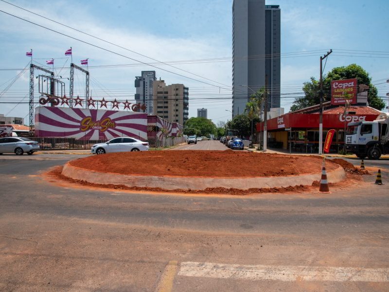 Nova rotatória na Lions Internacional melhora tráfego no centro