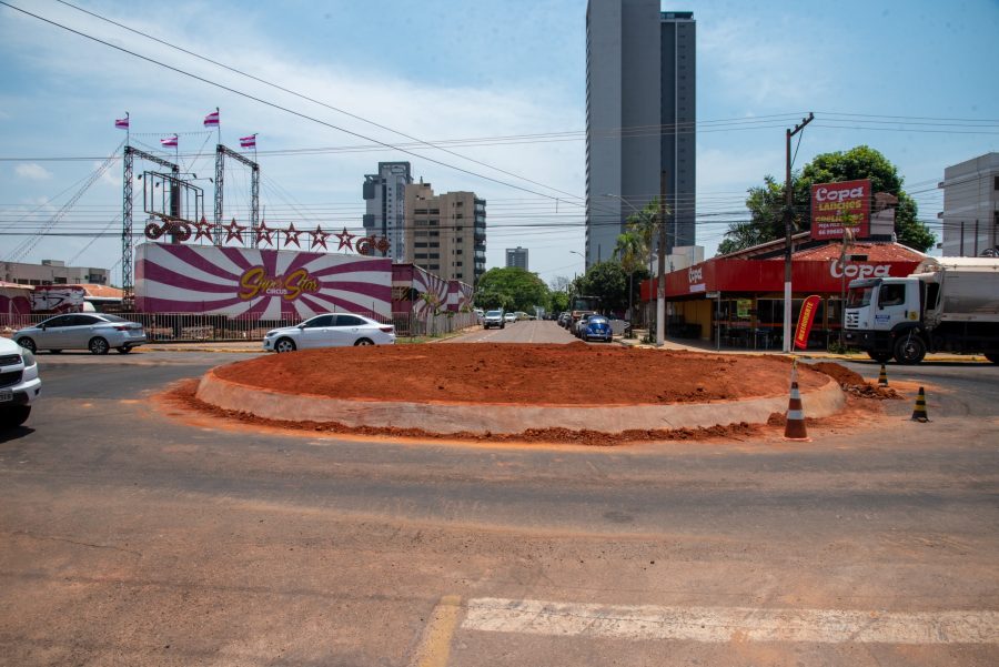 Prefeitura conclui nova rotatória na Lions facilitando acesso ao centro