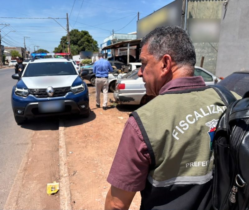 Prefeitura fiscaliza oficinas no Pedra 90 e orienta retirada de veículos das calçadas
