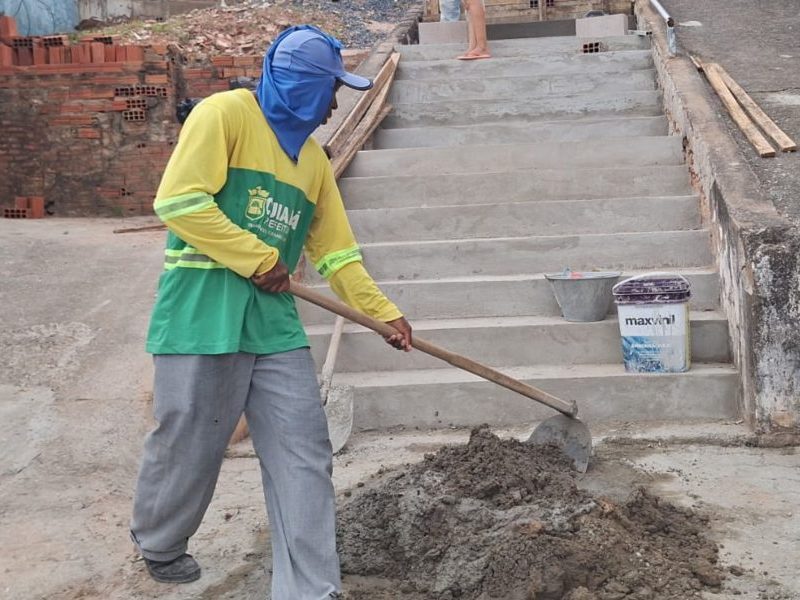 Prefeitura de Cuiabá revitaliza escadaria no Bela Vista para pedestres