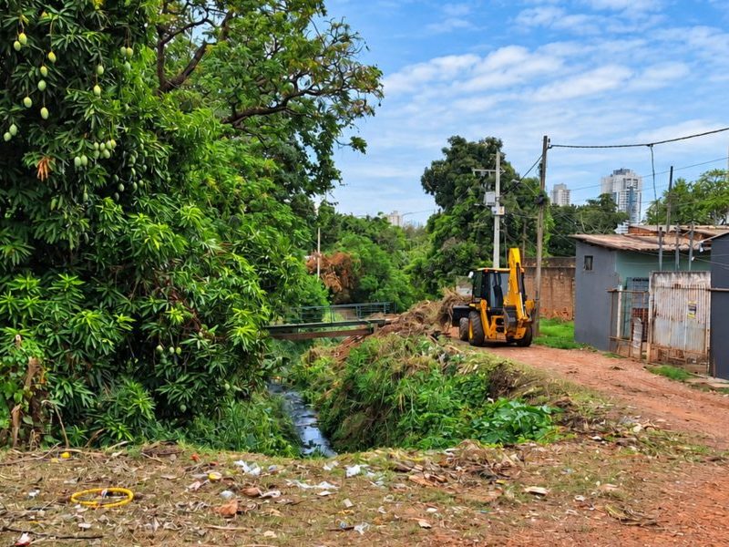Cuiabá limpa Córrego Abacaxi e retira 20 caminhões de lixo