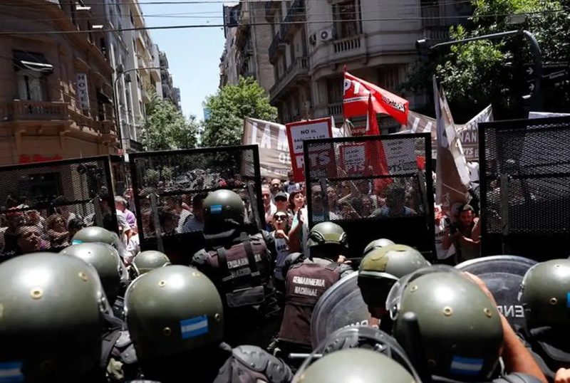 Conflitos marcam protestos por educação na Argentina