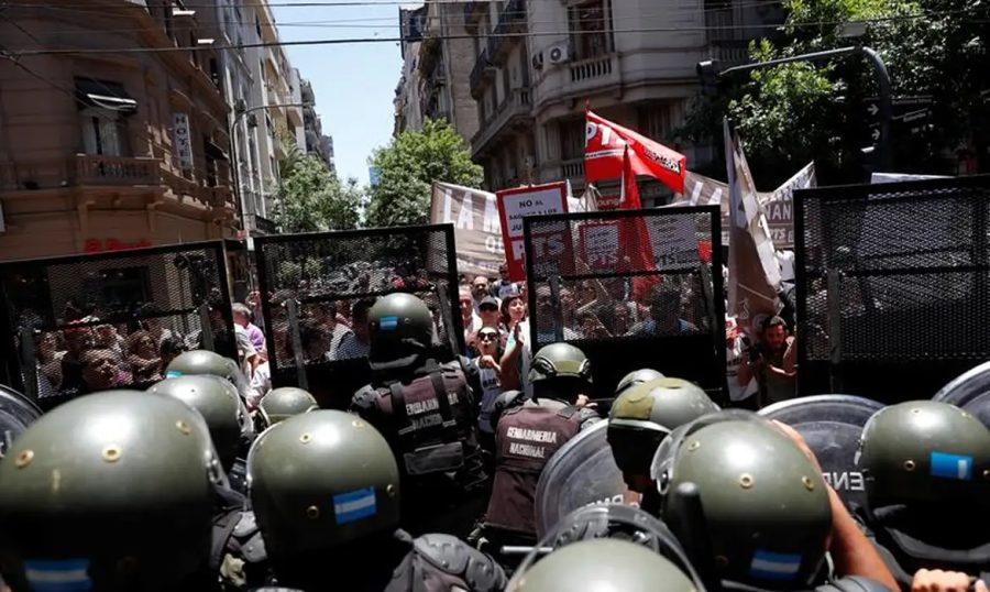 Protestos em favor da educação na Argentina terminam em confronto
