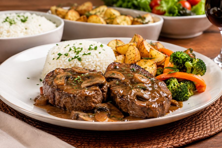 Filé-mignon ao molho madeira: o prato ideal para o almoço em família