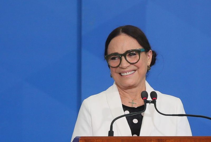Regina Duarte transforma seu lar em ateliê criativo aos 79 anos