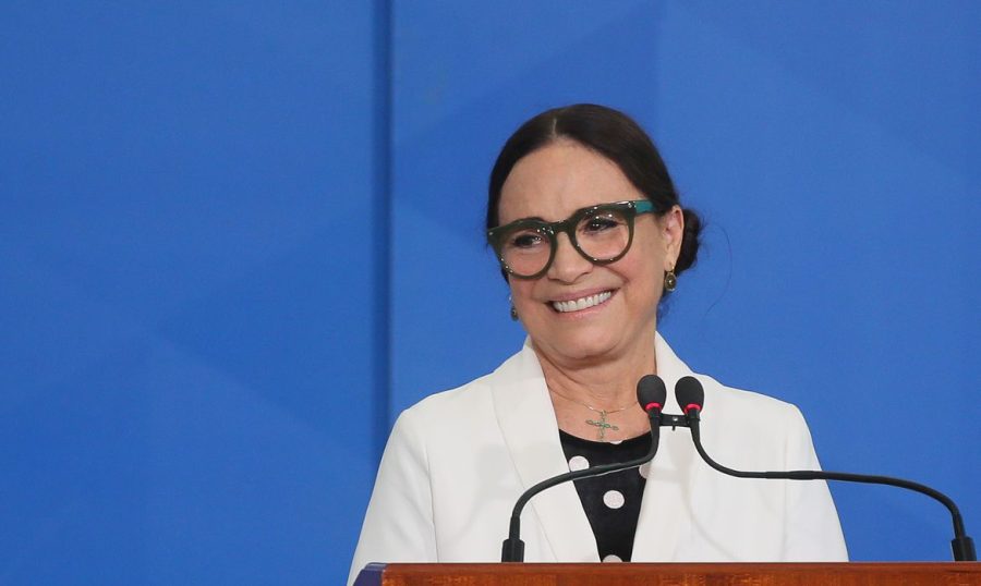 Regina Duarte transforma seu lar em ateliê criativo aos 79 anos
