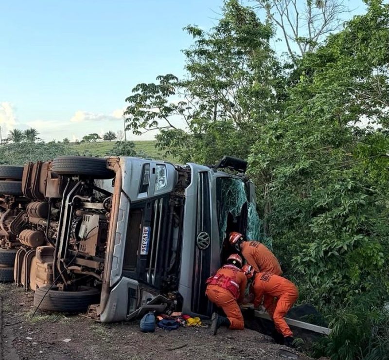 TANGARÁ DA SERRA – Carreta carregada com algodão tomba na MT-358