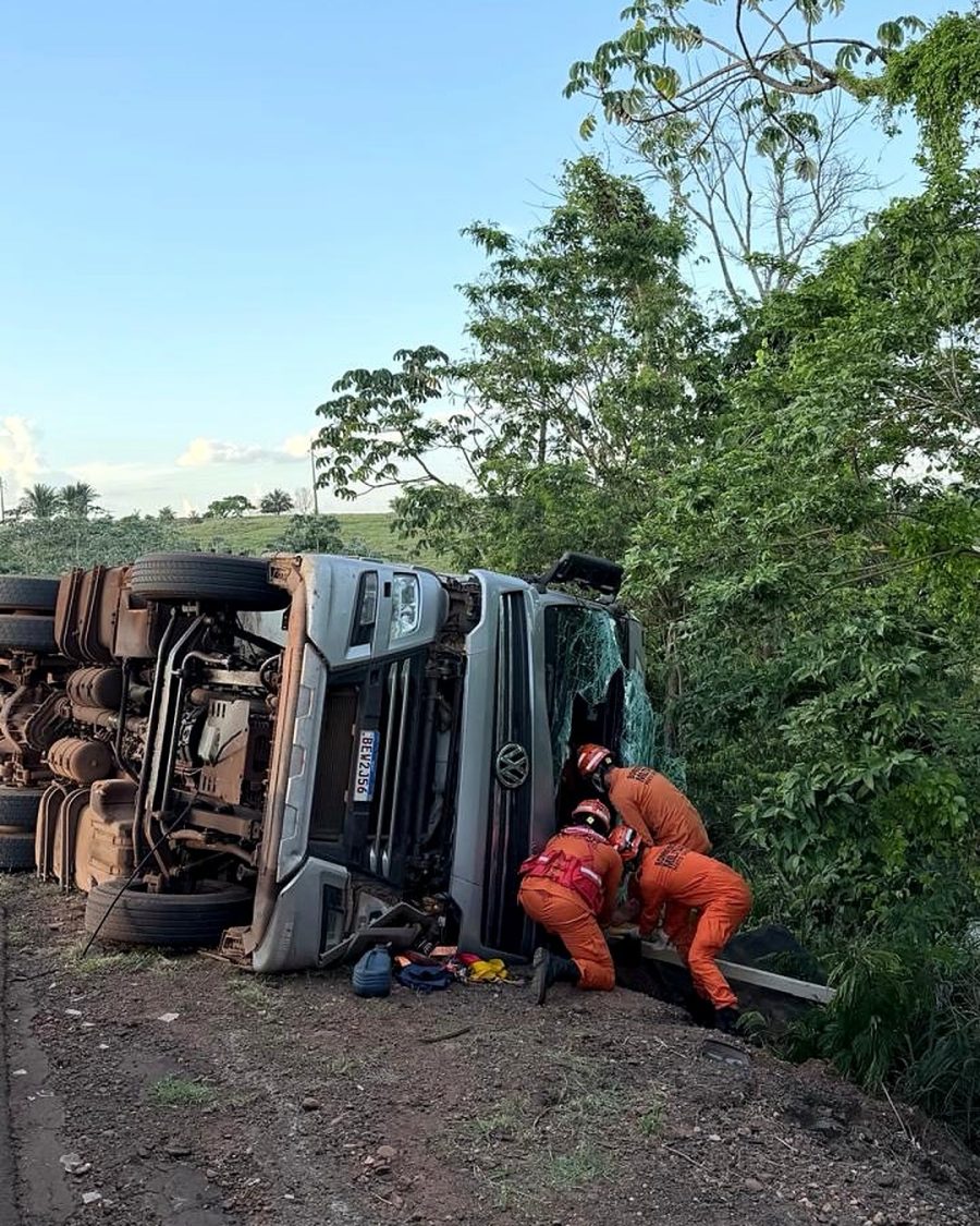 TANGARÁ DA SERRA - Carreta carregada com algodão tomba na MT-358
