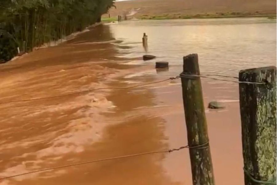 Temporal destrói lavoura e transforma plantação em “rio” em MS