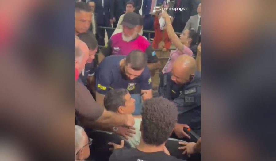 VÍDEO: Após quebrar maquete de buraco, homem é imobilizado e sessão acaba na Câmara