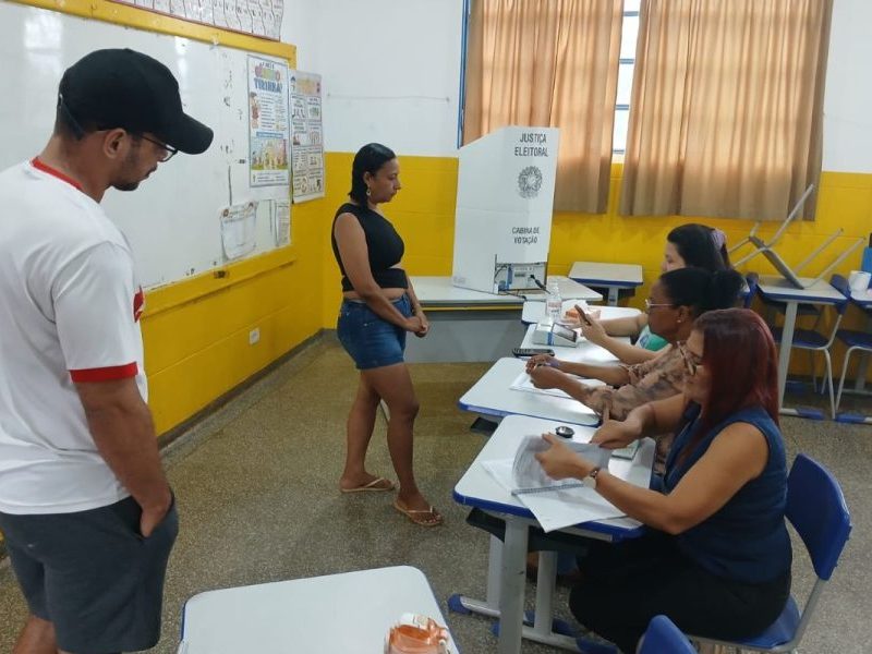 Votação em MS tem mesária na delegacia, urna com teclas coladas e boca de urna