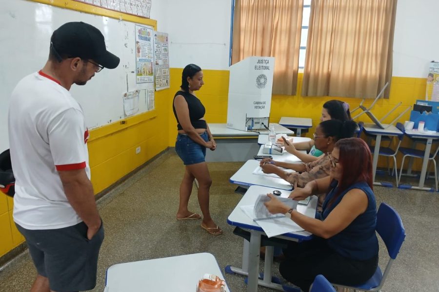 Votação em MS tem mesária na delegacia, urna com teclas coladas e boca de urna