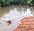 Bombeiros fizeram uso de corda para salvar vítimas ilhadas.