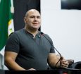 Prefeito não esconde insatisfação por ter voltado atrás em decisão sobre terço de férias dos servidores.